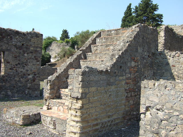 VI.5.22 Pompeii. September 2005. Looking north-west towards garden area from steps to upper floor.