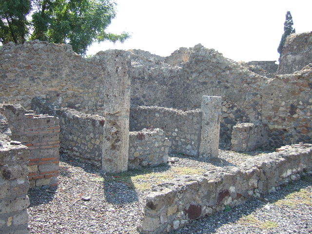 VI.5.22 Pompeii. September 2005. Vicolo della Fullonica looking north to city walls. VI.7