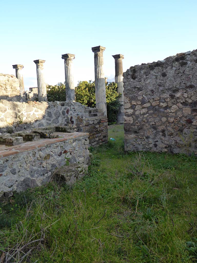 VI.6.1 Pompeii. January 2017. 
Room 16, looking south through doorway in kitchen area towards north-west corner of peristyle.
Foto Annette Haug, ERC Grant 681269 D�COR.
