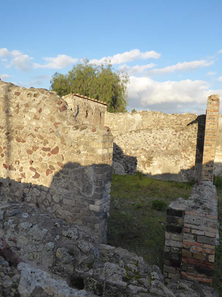 VI.6.1 Pompeii. January 2017. Doorway to room 19 exedra, from room 18.
Foto Annette Haug, ERC Grant 681269 D�COR.
