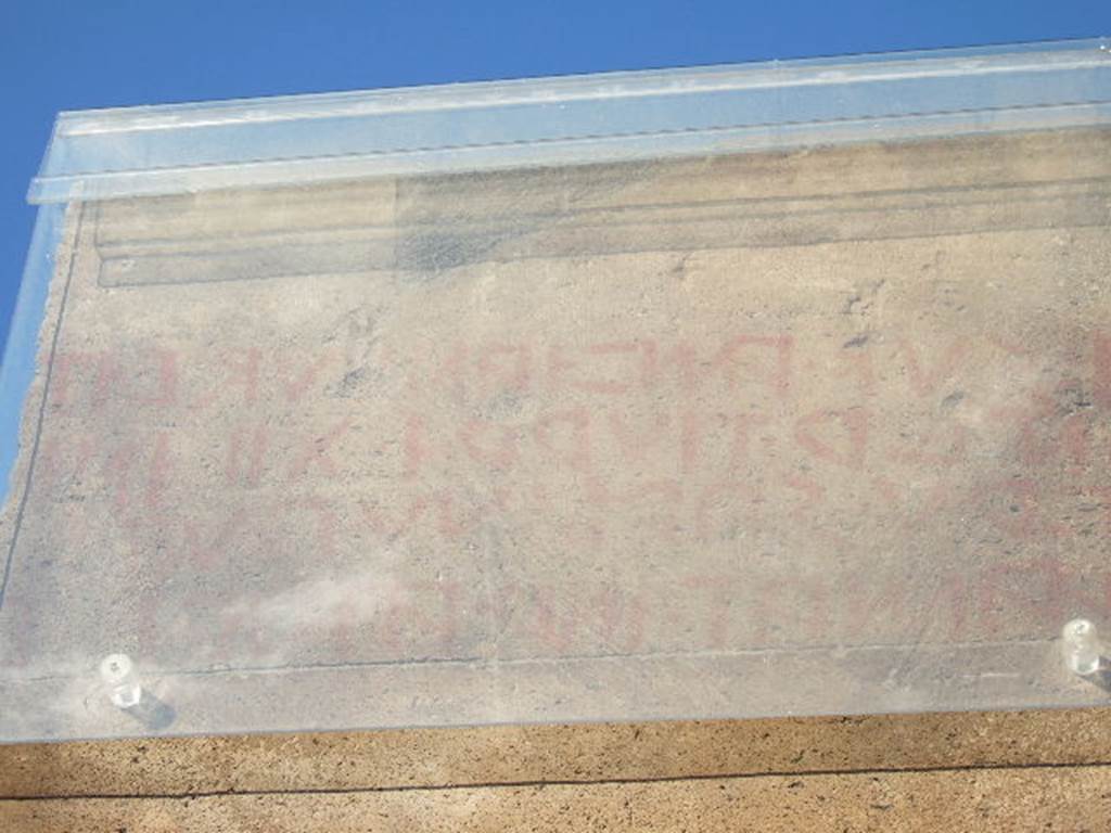 Remains of red painted Oscan inscription known as e�tuns on pillar between VI.6.3 and VI.6.4. December 2005. According to Antonini, found here was the e�tuns known as Vetter 24 �
eksuk. amvianud. e�tuns
anter. tiurri. XII. ini. ver(u)
sarinu. puf. faamat
m(a)r(a(hi)s). aadiriis. v(iibieis)
See Antonini, R. (2007): Quaderni di Studi Pompeiani: Associazione Internazionale Amici di Pompei, 1/2007: (p.47-113)
