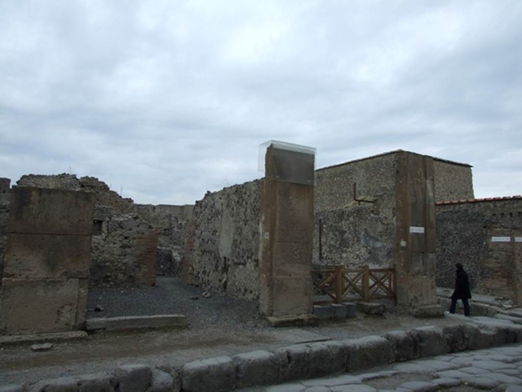 VI.6.4 Pompeii. Bakery.  December 2007.  Entrance to VI.6.3 on the left.  VI.6.4 entrance is on the right.  One of the Eituns is on the right hand side of the entrance of VI.6.3 and can be seen on the middle pillar of the two entrances.
According to Pagano and Prisciandaro, in May 1824 on the west side of the corner of the Via delle Terme (pilaster on right of photo) was found:
Cuspium    [CIL IV 144]
 (This description may also mean the west side of the same pilaster, i.e. see VI.6.5)
Also found in May 1824, painted in red, was �
C(aium) I(ulium) P(olybium) IIvir(um) i(ure) d(icundo)
Papanio rog(at)    [CIL IV 146]
See Pagano, M. and Prisciandaro, R., 2006. Studio sulle provenienze degli oggetti rinvenuti negli scavi borbonici del regno di Napoli.  Naples : Nicola Longobardi. (p.129)
