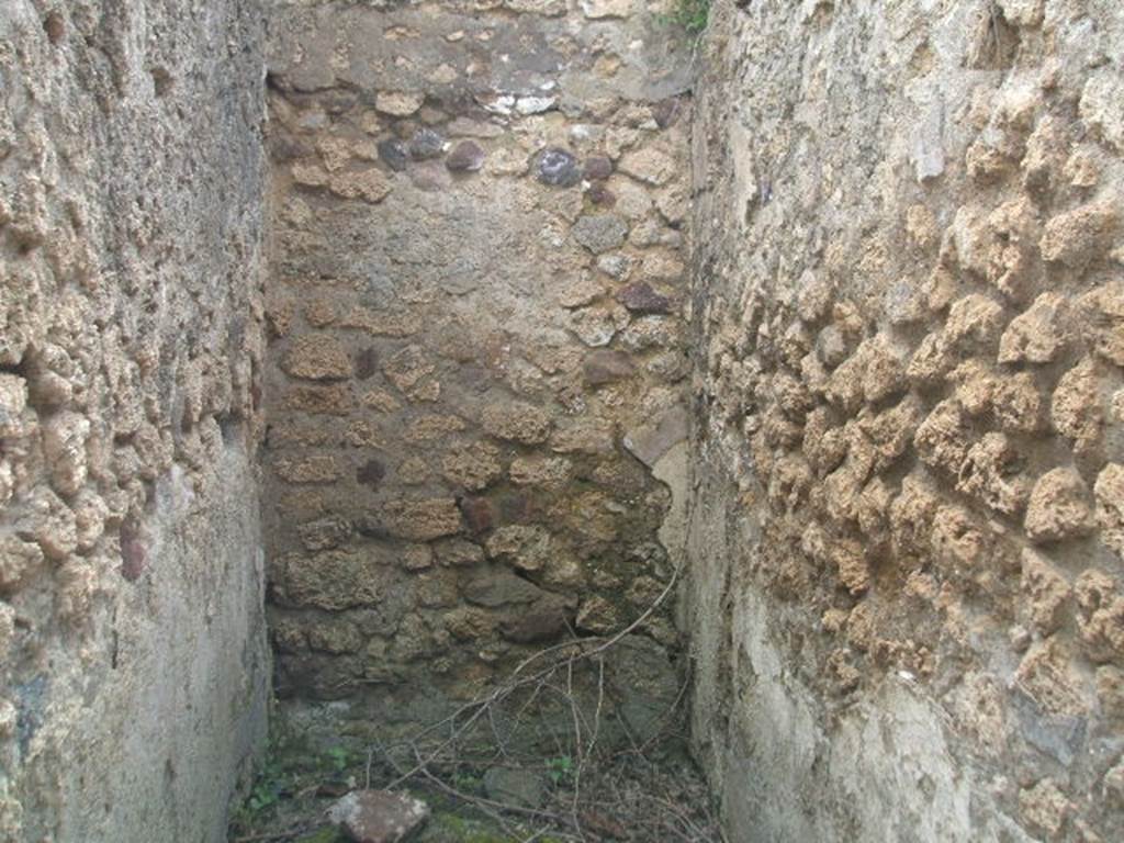 VI.6.10 Pompeii. May 2005. Latrine in north-west corner of atrium, near kitchen and stairs area at VI.6.10a. See Hobson, B. 2009. Pompeii, Latrines and Down Pipes. Oxford, Hadrian Books, (p.220). See Pappalardo, U., 2001. La Descrizione di Pompei per Giuseppe Fiorelli (1875). Napoli: Massa Editore. (p.56). See Eschebach, L., 1993. Geb�udeverzeichnis und Stadtplan der antiken Stadt Pompeji. K�ln: B�hlau. (p.175)


