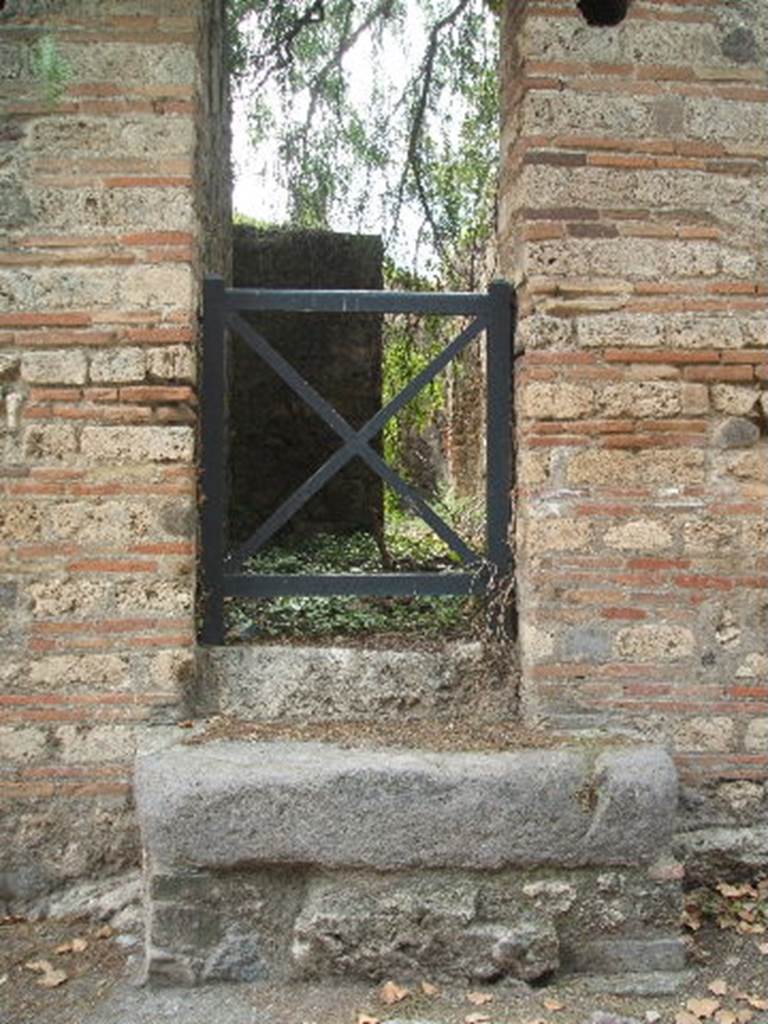 VI.6.10a Pompeii. May 2005. Entrance doorway. According to Fiorelli, this was �number 11�. He described �it had three stone steps with the remainder being wooden, and leading to the upstairs rooms above the described small house�. In VI.6.10, he had described �the latrine in the underneath of the following staircase�. See Pappalardo, U., 2001. La Descrizione di Pompei per Giuseppe Fiorelli (1875). Napoli: Massa Editore. (p.56)
