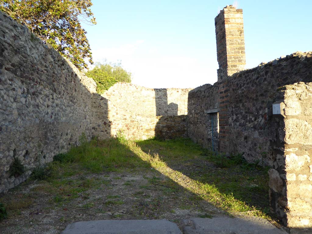 VI.6.13 Pompeii. January 2017. Looking east through entrance doorway.
Foto Annette Haug, ERC Grant 681269 D�COR.
