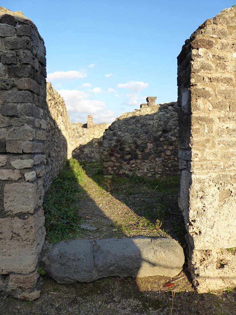 VI.6.14 Pompeii. January 2017.
Looking east through entrance doorway, and towards doorway in east wall to rear room.
Foto Annette Haug, ERC Grant 681269 DÉCOR.