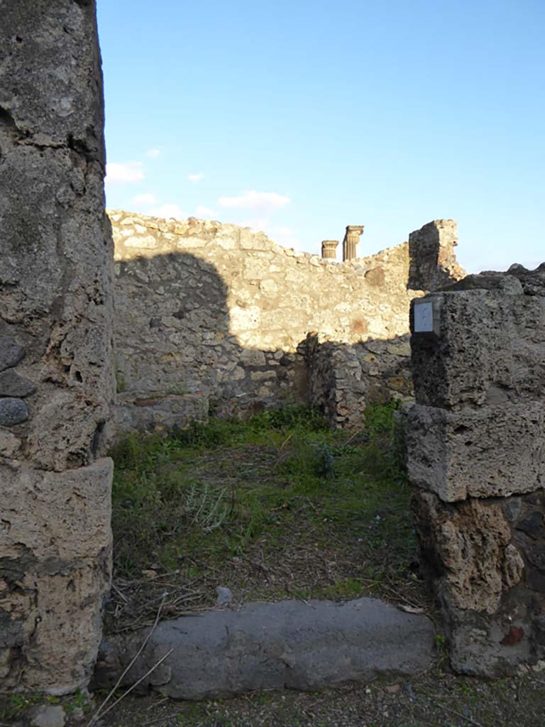 VI.6.16 Pompeii. January 2017. Looking east through entrance doorway. 
Foto Annette Haug, ERC Grant 681269 D�COR.
