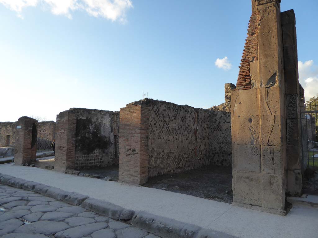 VI.6.23 Pompeii. January 2017. Doorways to VI.6.21, on left, 22 and 23, centre right, with entrance doorway at VI.6.1, on right.
Foto Annette Haug, ERC Grant 681269 D�COR.
