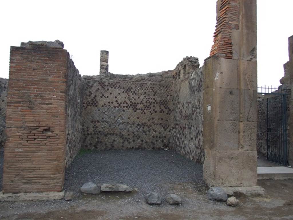 VI.6.23 Pompeii. December 2007. Entrance doorway, looking north.
According to Pagano and Prisciandaro, found in August 1814 painted in red near the principal entrance and to the right of an annexed shop, were the following �
Suettium aed(ilem) d(ignum) r(ei) p(ublicae)
Olius Primus
rog(at)    [CIL IV 250]
Pansam aed(ilem) Paratus rog(at)    [CIL IV 251]
See Pagano, M. and Prisciandaro, R., 2006. Studio sulle provenienze degli oggetti rinvenuti negli scavi borbonici del regno di Napoli. Naples : Nicola Longobardi. (p.111, PAH I, 3,156, 57, add.274, dated 11th August 1814)

