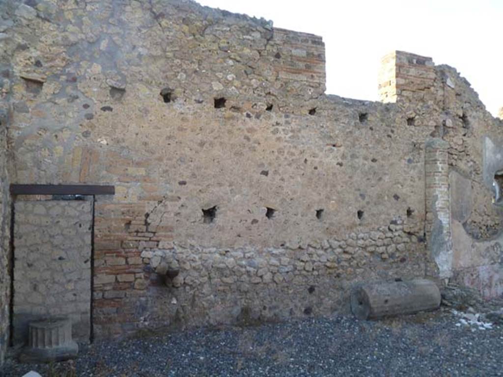 VI.7.1 Pompeii. May 2011. North wall of atrium area, with an upper window above two rows of holes for floor joists or supports.