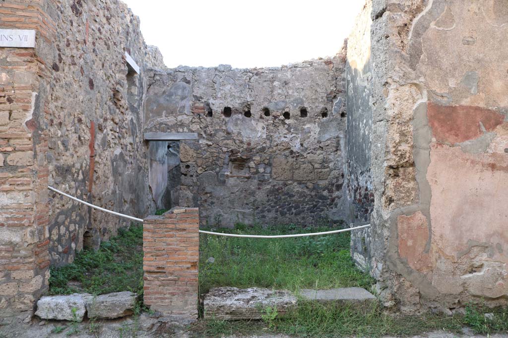 VI.7.5 Pompeii, on right. December 2018.
Looking north to doorway, with steps to upper floor at VI.7.4, on left. Photo courtesy of Aude Durand.