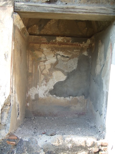 VI.7.6 Pompeii. March 2009. East wall of lararium, originally with paintings of garlands and a serpent..