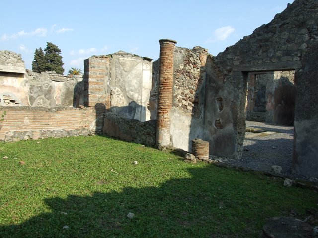 VI.7.6 Pompeii. March 2009. Room 9. Small Tablinum, with wide window onto garden area.