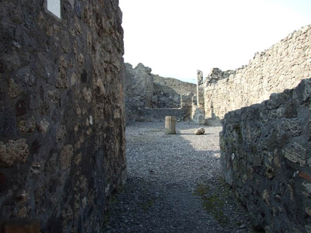VI.7.7 Pompeii.  September 2004.  Looking north across atrium to tablinum.