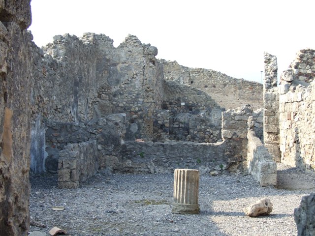 VI.7.7 Pompeii. March 2009.  Rear wall of tablinum, with window onto south portico and garden area. Looking south. According to Jashemski, the garden (excavated in 1835) at the rear of the tablinum had a roofed passageway on the south and east. She wrote, Fiorelli had said these were supported by two brick columns which were joined by a low wall.
This low wall enclosed the garden on the south and east. The top of the low wall contained a planting space. The large window in the tablinum overlooked the garden area. See Jashemski, W. F., 1993. The Gardens of Pompeii, Volume II: Appendices. New York: Caratzas. (p.129)
