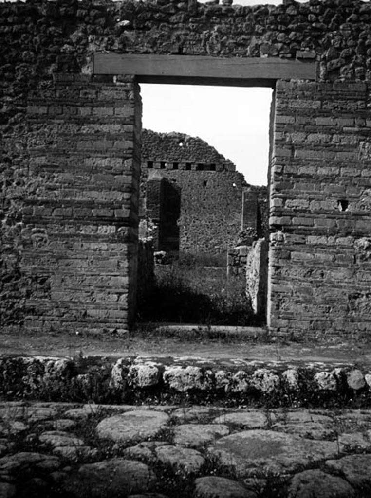 231126 Bestand-D-DAI-ROM-W.1246.jpg
VI.7.22 Pompeii. W.1246. Façade and doorway on Via Mercurio.
Photo by Tatiana Warscher. With kind permission of DAI Rome, whose copyright it remains.
See http://arachne.uni-koeln.de/item/marbilderbestand/231126