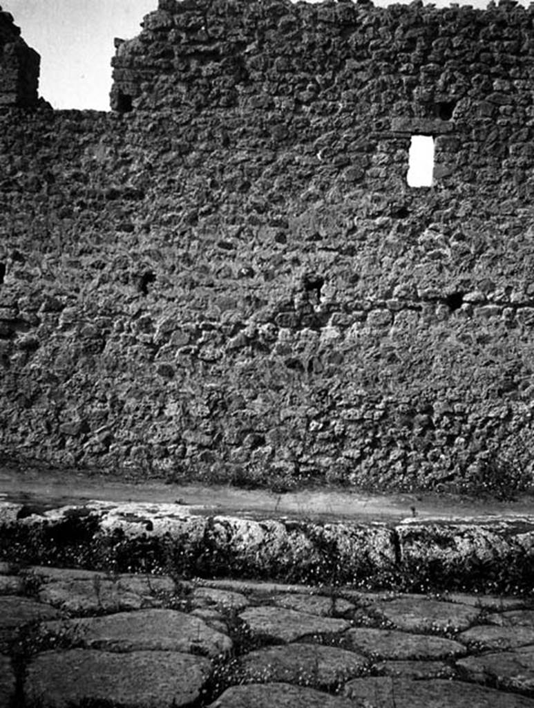 231390 Bestand-D-DAI-ROM-W.1248.jpg
VI.7.22 Pompeii. W 1248. Exterior wall façade on Via Mercurio, on north side of doorway.
Photo by Tatiana Warscher. With kind permission of DAI Rome, whose copyright it remains.
See http://arachne.uni-koeln.de/item/marbilderbestand/231390