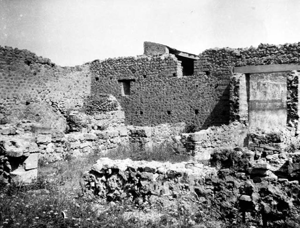 231619 Bestand-D-DAI-ROM-W.1247.jpg
VI.7.22 Pompeii. W.1247. Looking towards north-east side from interior.
Photo by Tatiana Warscher. With kind permission of DAI Rome, whose copyright it remains.
See http://arachne.uni-koeln.de/item/marbilderbestand/231619