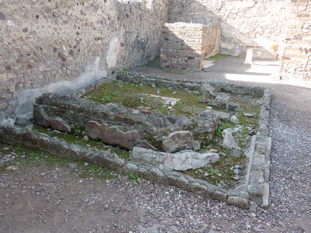 VI.7.23 Pompeii. October 2014. Looking west across remains of pyramidal fountain in courtyard on west side of tablinum.
Foto Annette Haug, ERC Grant 681269 DÉCOR.