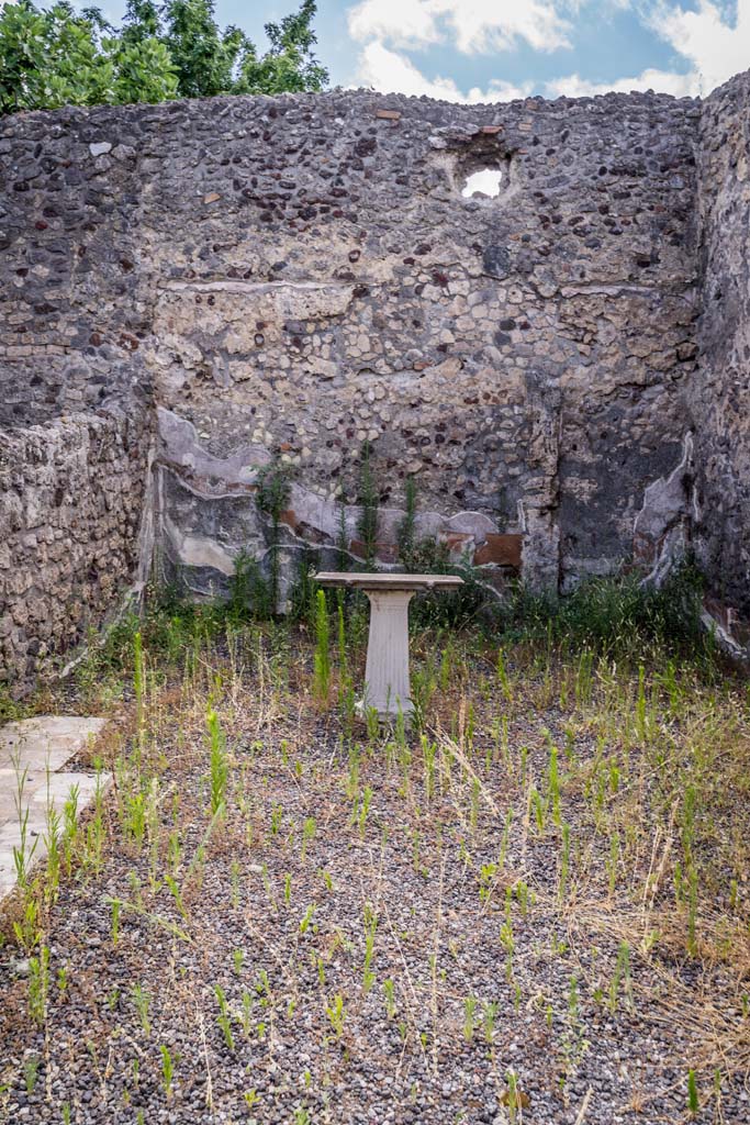 VI.7.23 Pompeii. July 2021.
Looking towards west wall of triclinium with table. Photo courtesy of Johannes Eber.