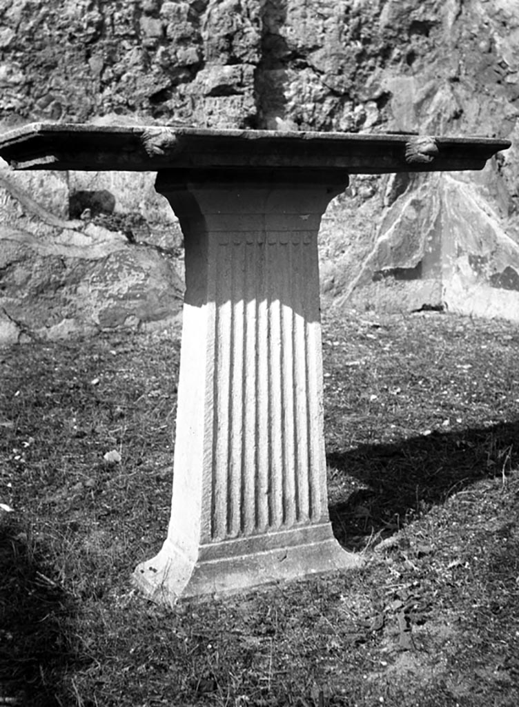 VI.7.23 Pompeii. W.1175. Marble table with small lions’ heads.
Photo by Tatiana Warscher. Photo © Deutsches Archäologisches Institut, Abteilung Rom, Arkiv.