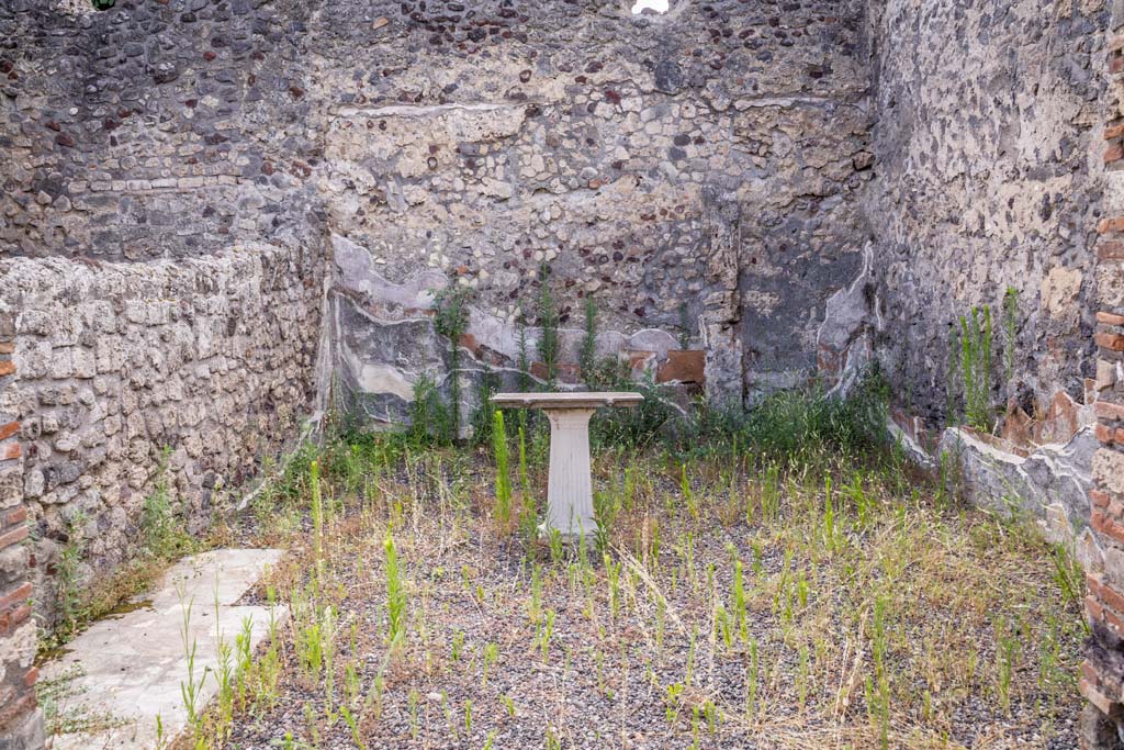 VI.7.23 Pompeii. July 2021.
Looking west across triclinium with beautiful opus sectile flooring, on left. Photo courtesy of Johannes Eber.