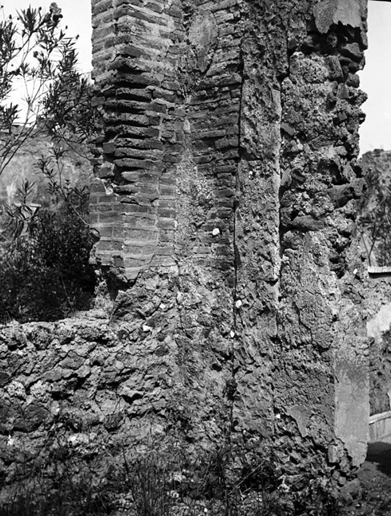 VI.7.23 Pompeii. W.1179. Looking north-east to window and doorway to other room with the marble window sill.
According to Bragantini, this wall showed a layer of preparation for the marble facing, with plugs of marble for fixing the nails.
See Bragantini, de Vos, Badoni, 1983. Pitture e Pavimenti di Pompei, Parte 2. Rome: ICCD, (p.161).
Photo by Tatiana Warscher. Photo © Deutsches Archäologisches Institut, Abteilung Rom, Arkiv.