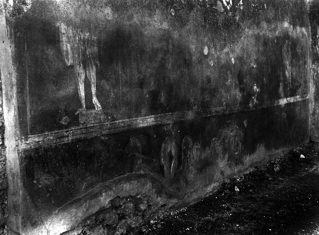 VI.7.23 Pompeii. W.1188. According to Warscher, this shows the remains of wall decorations from the terrace.
According to Bragantini, this shows the south wall on the west side of the garden area.
The dado was red and showed a dolphin, a sea panther, and a mask with horn and modius in yellow.
The middle zone was also red and showed a statue on a pedestal.
See Bragantini, de Vos, Badoni, 1983. Pitture e Pavimenti di Pompei, Parte 2. Rome: ICCD. (p.162)
Photo by Tatiana Warscher. Photo © Deutsches Archäologisches Institut, Abteilung Rom, Arkiv.