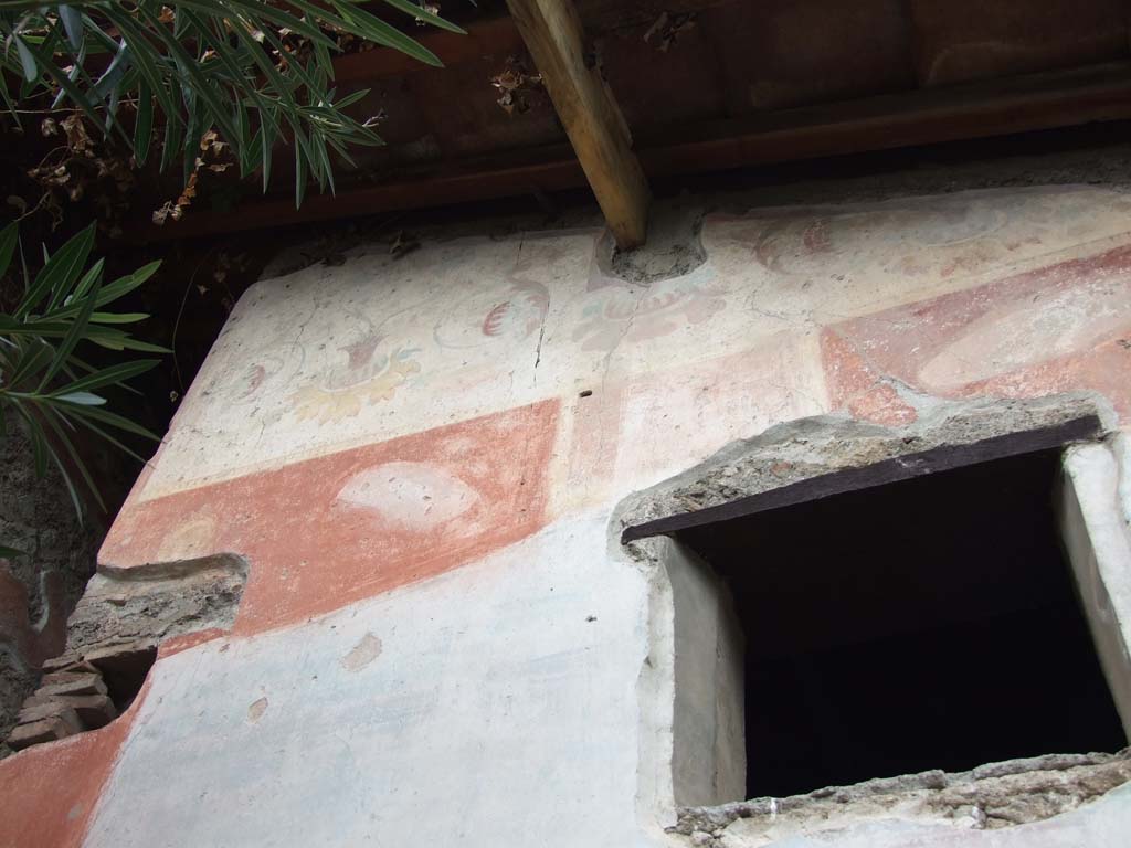 VI.7.23 Pompeii. December 2006. Detail from outside wall of bedroom in north-west corner of garden.
In the red band are a series of shields that appear to be trophies.
See Catalogue, 1989. Italienische Reise: Pompejanische Bilder in den deutschen archäologischen Sammlungen. Napoli: Bibliopolis. (p. 130, fig. 18).
