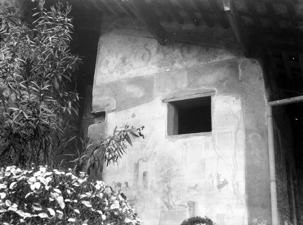 VI.7.23 Pompeii. W.1190. South wall of cubiculum with square window in painted wall.
Photo by Tatiana Warscher. Photo © Deutsches Archäologisches Institut, Abteilung Rom, Arkiv.
