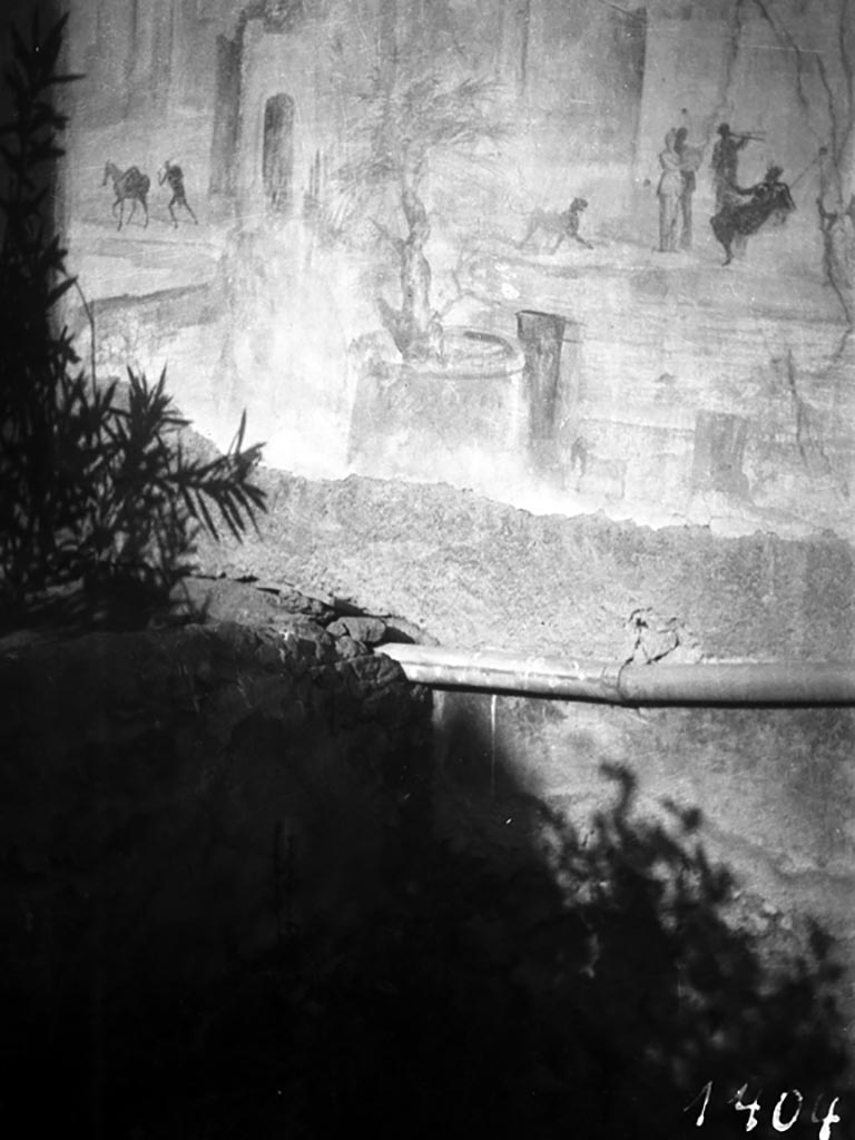 VI.7.23 Pompeii. W.1193. Detail from painted south wall of bedroom, with sacred tree, in centre.
Photo by Tatiana Warscher. Photo © Deutsches Archäologisches Institut, Abteilung Rom, Arkiv.