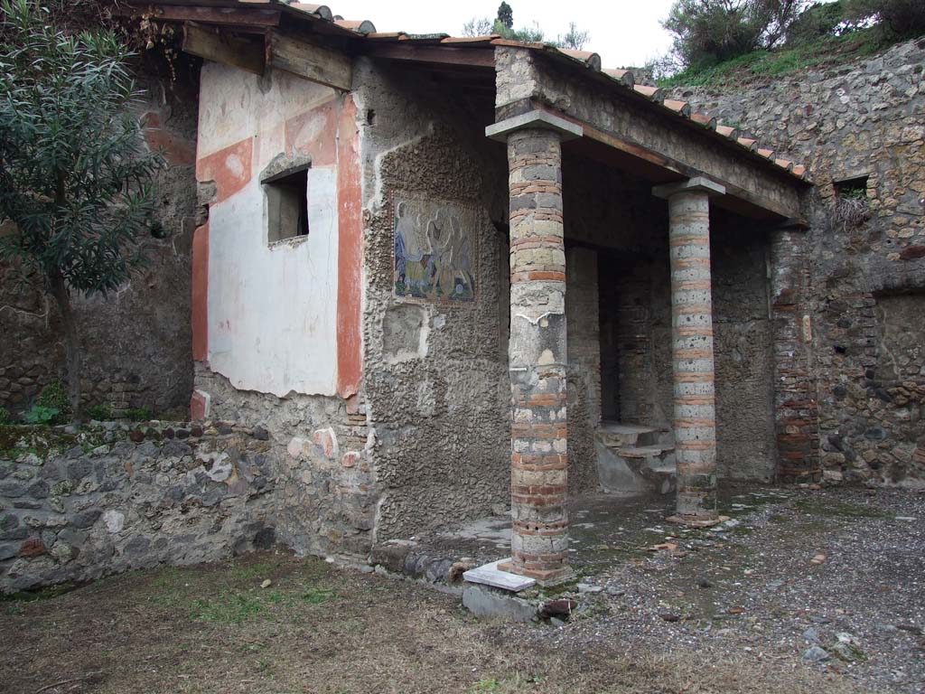 VI.7.23 Pompeii. December 2006. Bedroom in north-west corner of garden.
According to Rostovtsev (Rostowzew), a large sacred landscape filled the outside south wall.
See Rostowzew, M., 1911. Die hellenistisch-römische Architekturlandschaft: Mitteilungen des Kaiserlich Deutschen Archaeologischen Instituts, Roemische Abtheilung Volume XXVI, (p. 78, abb. 45).