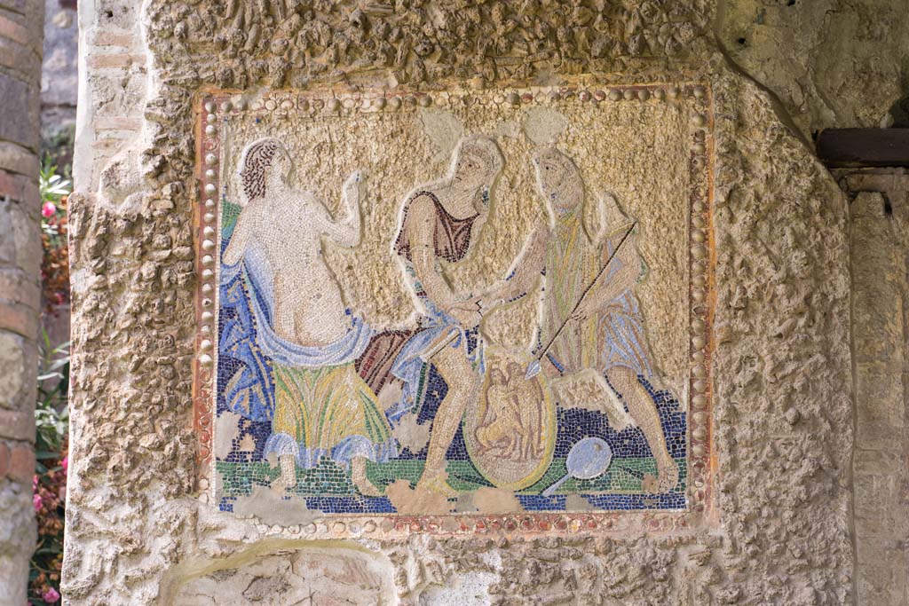VI.7.23 Pompeii. July 2021.
Mosaic of Achilles recognised by Odysseus at Skyros, from exterior east wall of bedroom. Photo courtesy of Johannes Eber.