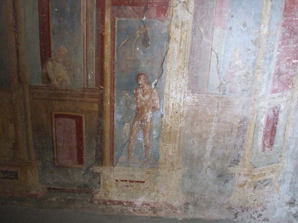 VI.7.23 Pompeii. December 2006. Cubiculum. South alcove, west wall.
According to Caso this is Marsyas with his hands tied behind his back.
To the left is a male figure looking down from a balustrade.
See Caso L., in Rivista di Studi Pompeiani III, 1989, p. 112.