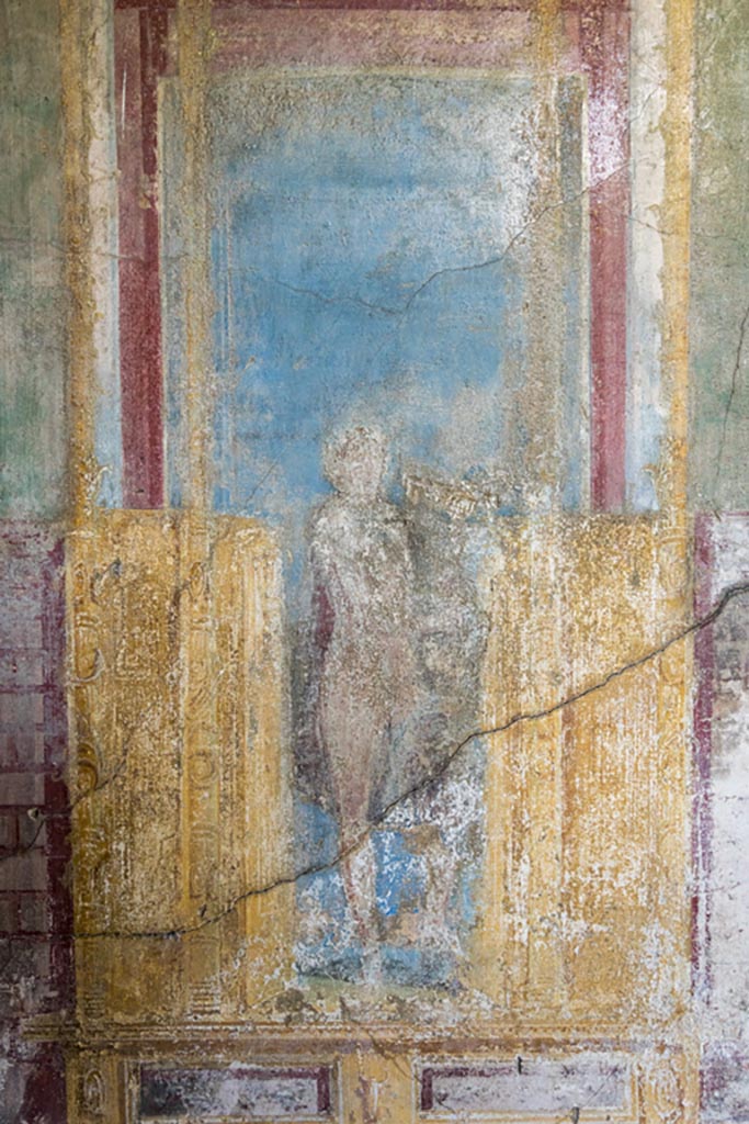 VI.7.23 Pompeii. October 2023.
Cubiculum. North wall, detail of Apollo with cithara. Photo courtesy of Johannes Eber.