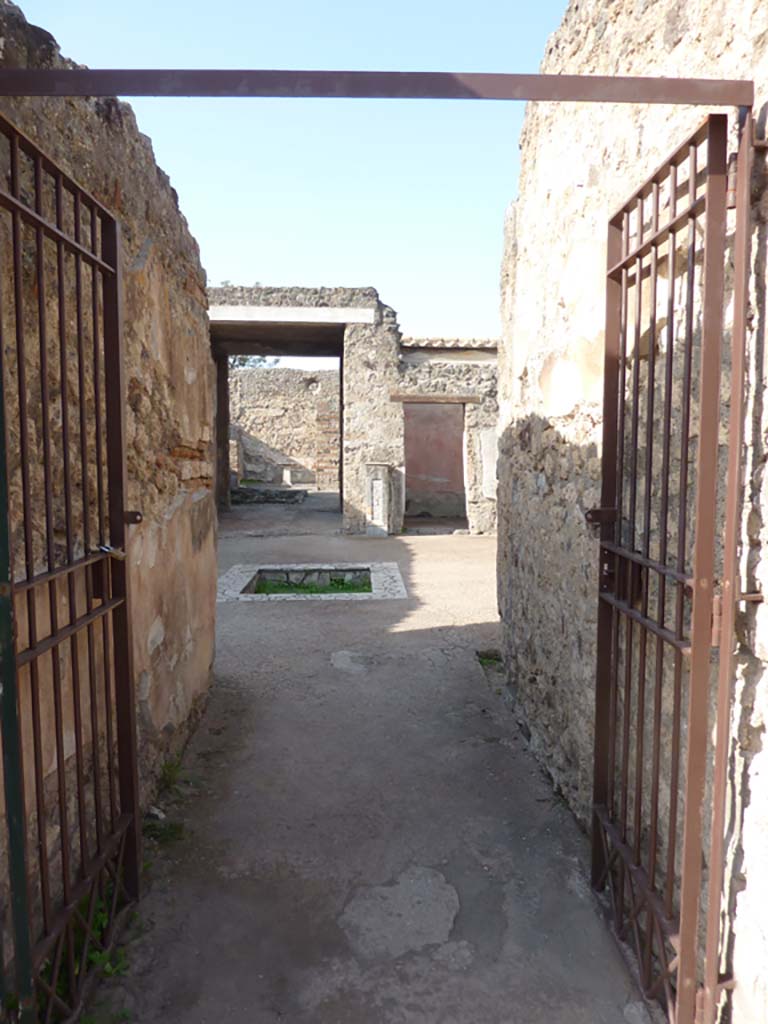 VI.7.23 Pompeii. October 2014. Looking west through entrance doorway.
Foto Annette Haug, ERC Grant 681269 D�COR.

