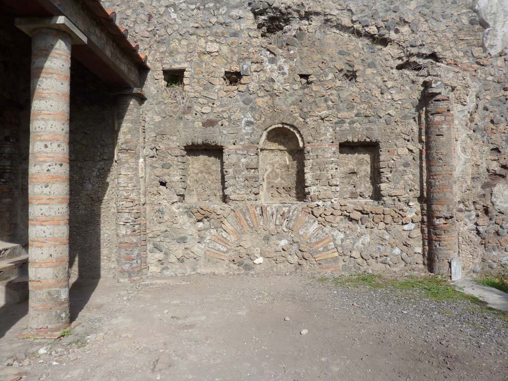 VI.7.23 Pompeii. October 2014. Looking north to niches on wall behind the site of the summer triclinium.
Foto Annette Haug, ERC Grant 681269 D�COR.
