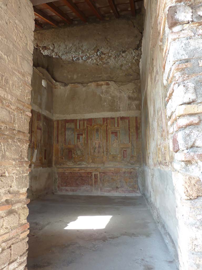 VI.7.23 Pompeii. October 2014. Looking through doorway towards west wall of the cubiculum decorated with mythology of Apollo.
Foto Annette Haug, ERC Grant 681269 D�COR.

