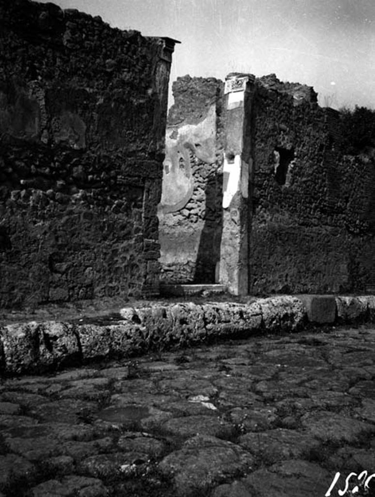 231396 Bestand-D-DAI-ROM-W.1264.jpg
VI.7.25 Pompeii. W.1264. Façade and doorway on Via Mercurio.
Photo by Tatiana Warscher. With kind permission of DAI Rome, whose copyright it remains.
See http://arachne.uni-koeln.de/item/marbilderbestand/231396
