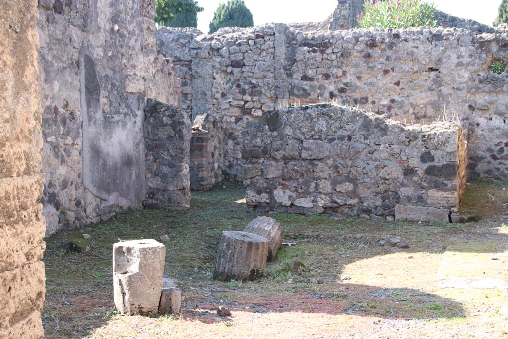 VI.7.25 Pompeii. October 2022. Looking west from entrance corridor across atrium. Photo courtesy of Klaus Heese.