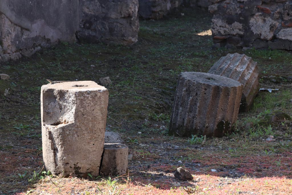 VI.7.25 Pompeii. October 2022. Detail of columns from atrium. Photo courtesy of Klaus Heese.