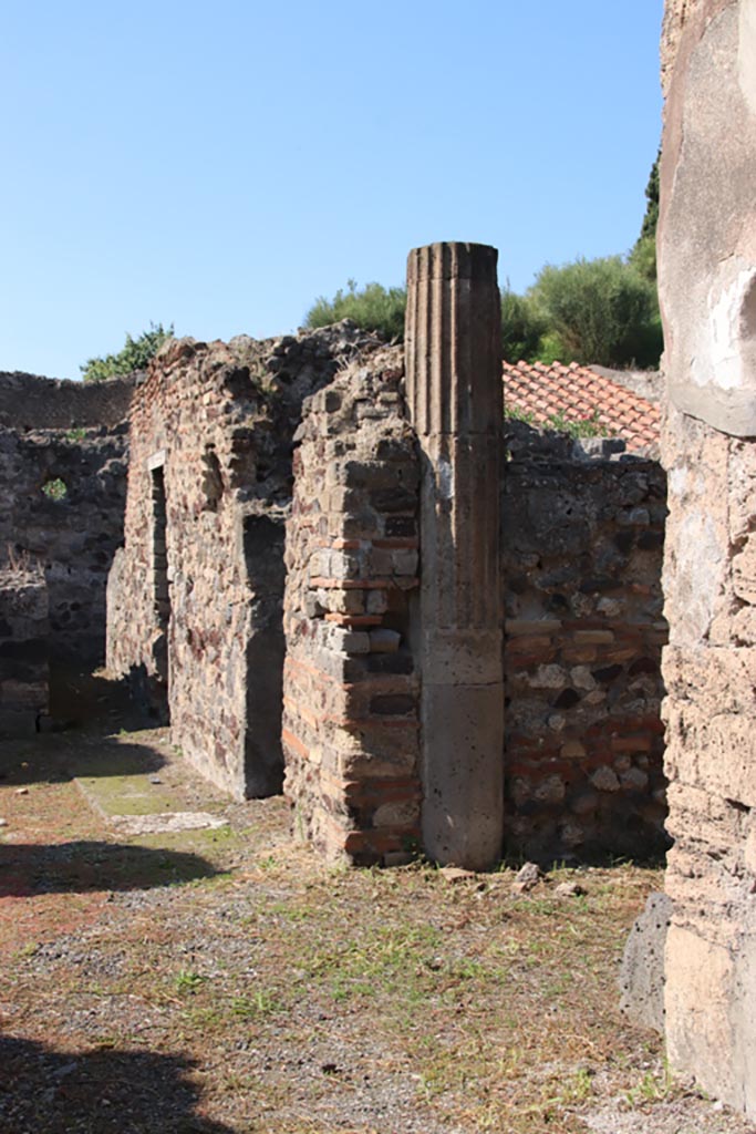 VI.7.25 Pompeii. October 2022.
Looking west across atrium, with entrance into ala, on right, and corridor leading to kitchen, on left.
Photo courtesy of Klaus Heese.