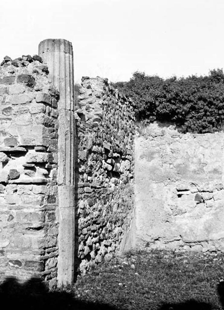 231627 Bestand-D-DAI-ROM-W.1274.jpg
VI.7.25 Pompeii. W.1274. Looking north into ala on north side of atrium, with embedded column.
Photo by Tatiana Warscher. With kind permission of DAI Rome, whose copyright it remains.
See http://arachne.uni-koeln.de/item/marbilderbestand/231627
