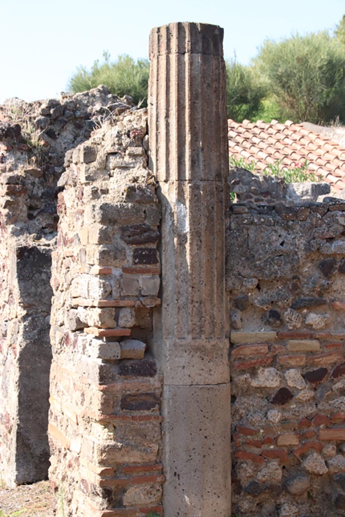 VI.7.25 Pompeii. October 2022.
Column set into west wall of north ala. Photo courtesy of Klaus Heese.