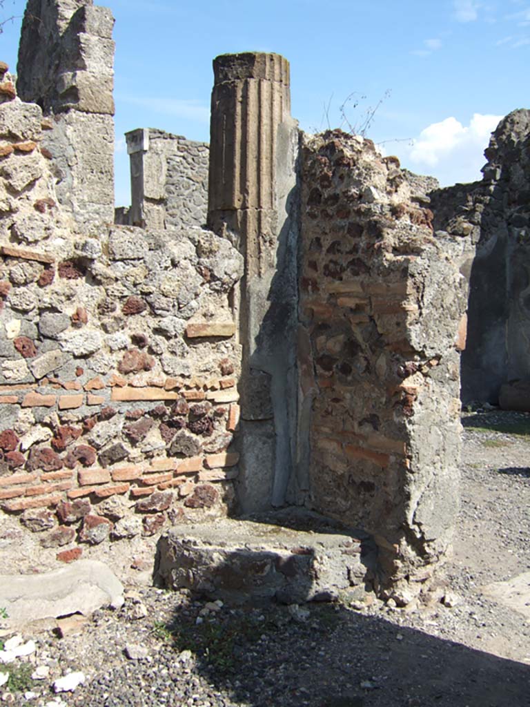 VI.7.25 Pompeii. September 2005.
Column built into the wall in south-east corner of cubiculum on north side of atrium.