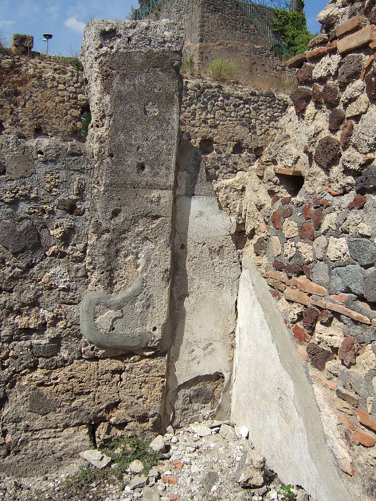 VI.7.25 Pompeii. September 2005.
Remains of plaster in north-east corner of cubiculum on north side of atrium.