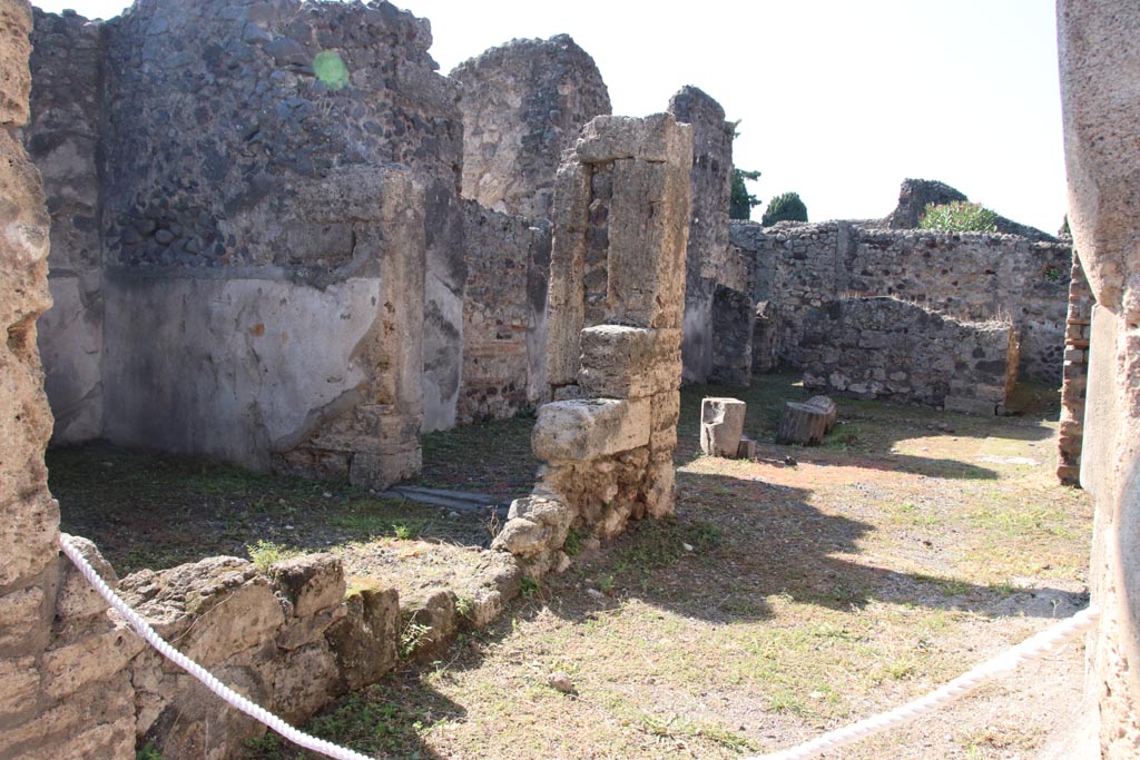 VI.7.25 Pompeii. October 2022.
Looking west from entrance doorway, with triclinium on left, and atrium, ahead. Photo courtesy of Klaus Heese.