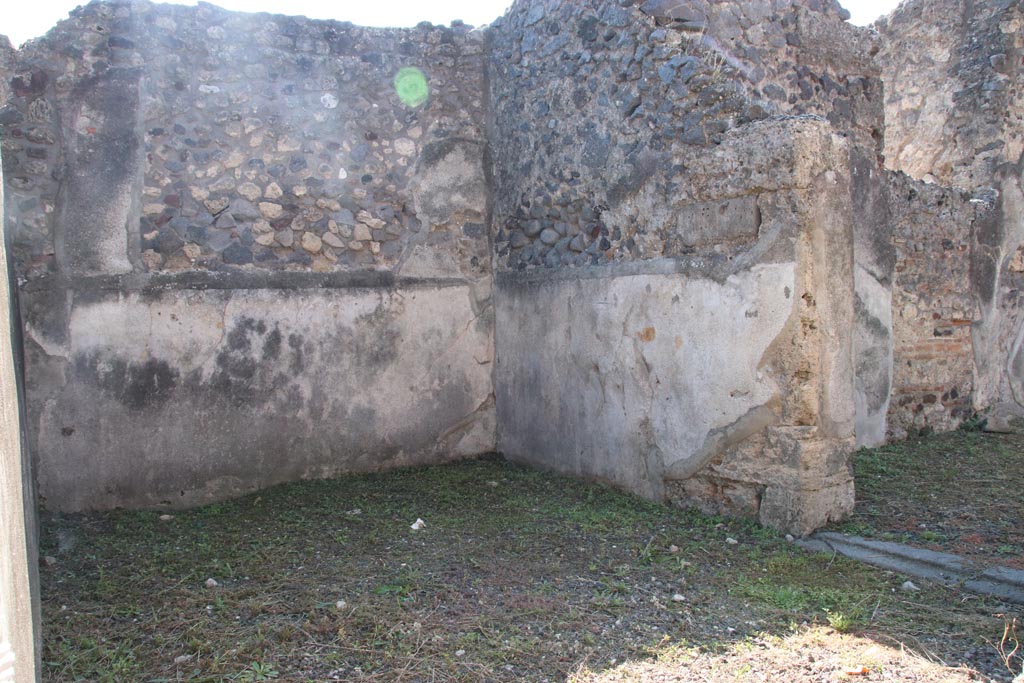 VI.7.25 Pompeii. October 2022. Looking south-west across triclinium, with doorway to atrium, on right. Photo courtesy of Klaus Heese.