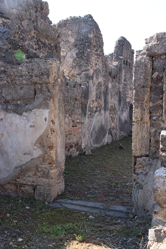 VI.7.25 Pompeii. October 2022.
Doorway in west wall of triclinium into atrium. Photo courtesy of Klaus Heese.