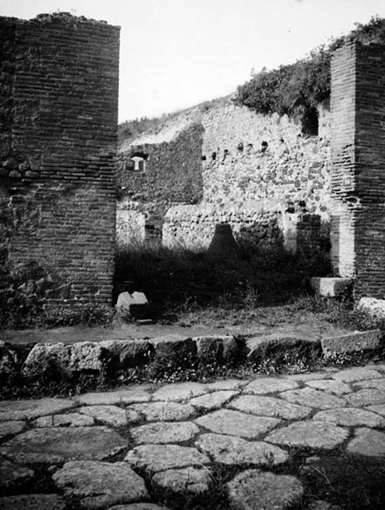 231398 Bestand-D-DAI-ROM-W.1267.jpg
VI.7.26 Pompeii. W.1267. Entrance doorway on Via Mercurio, looking west.
Photo by Tatiana Warscher. With kind permission of DAI Rome, whose copyright it remains.
See http://arachne.uni-koeln.de/item/marbilderbestand/231398